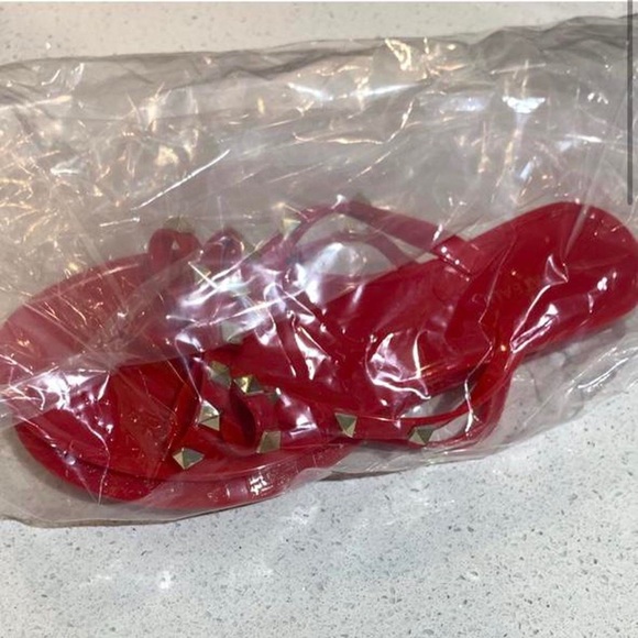 Red brand new flip flops - Picture 2 of 2